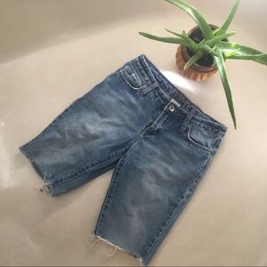 Deliah’s distressed blue denim jeans